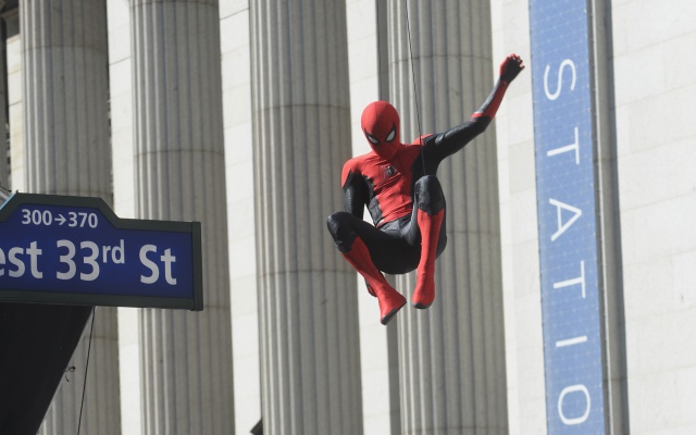 Aerolínea explica procedimientos de seguridad con la ayuda de Spider-Man
