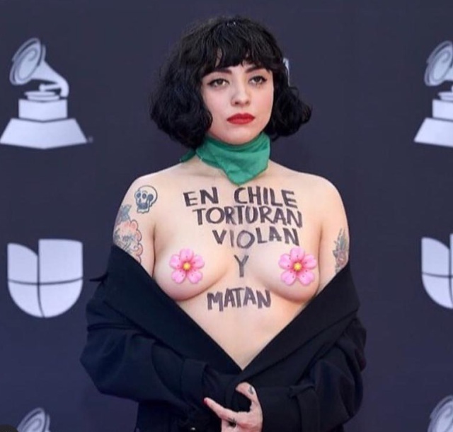 La protesta de Mon Laferte y la moda en la noche de los Latin Grammy