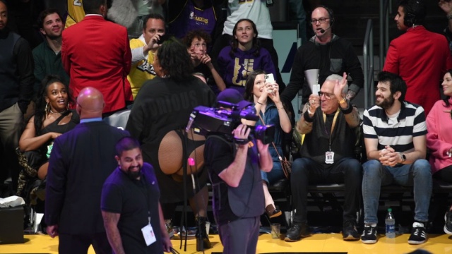 Lizzo se robó el show con un 'twerking' en partido de la NBA