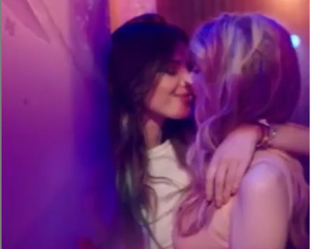 En apasionado beso de Bella Thorne con una cantante australiana