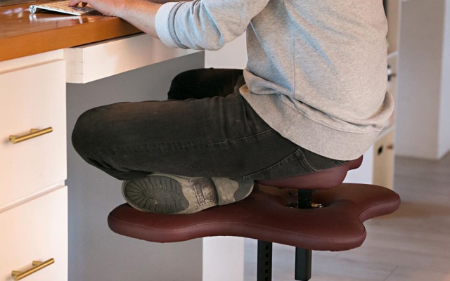 Inventan silla para trabajar con las piernas cruzadas