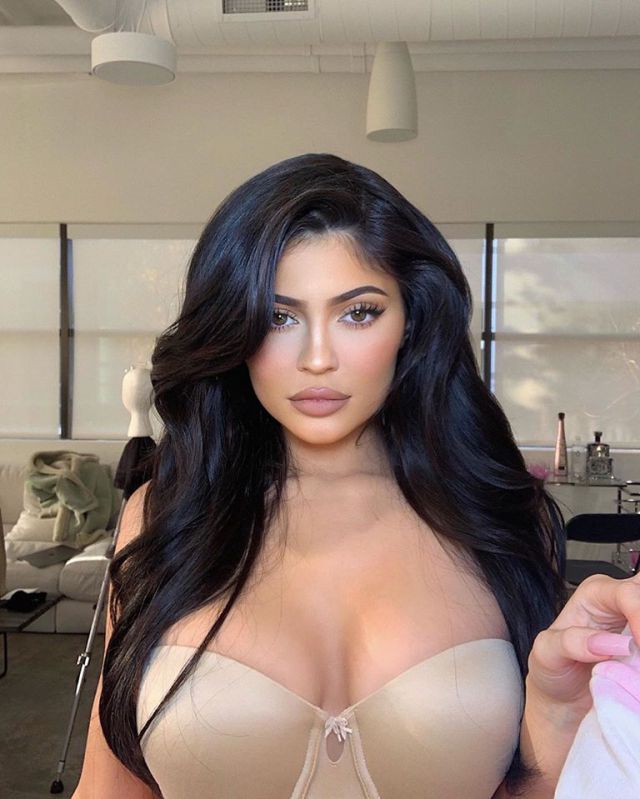 Colgada y amarrada, Kylie Jenner muestra sus atributos en Instagram