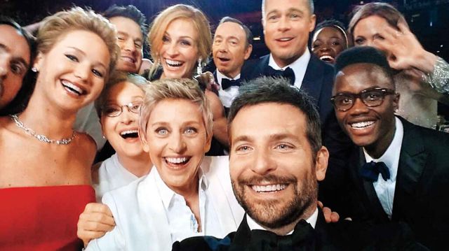 ¿Recuerda esta icónica selfie de los Premios Oscars? Charlize Theron tomó una mejor en esta edición