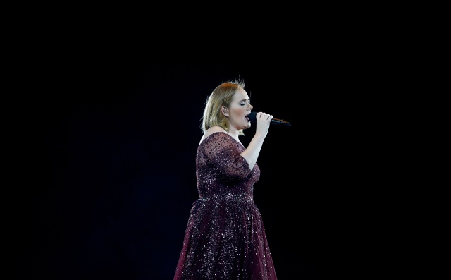 Tras perder peso, Adele canta por primera vez