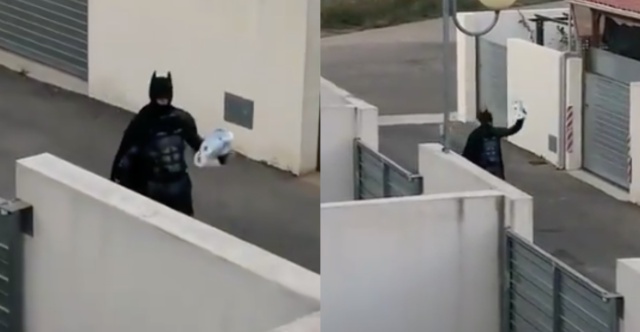 Video: Batman reparte papel higiénico en plena cuarenta por el coronavirus