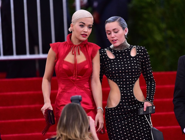 Rita Ora y Miley Cyrus utilizan la moda para luchar contra la crisis del coronavirus