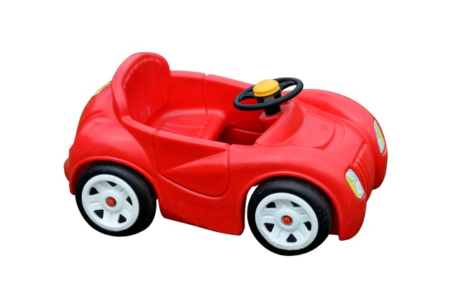 Utiliza carro de juguete para que le vendan en el autoservicio