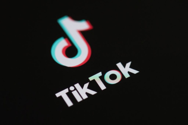 Polémico reto en TikTok, donde mojan a bebés, genera miles de criticas