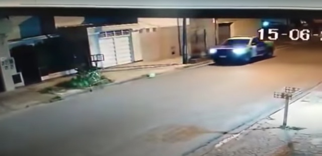 [Video] Policías intentan explotar un globo con su patrulla