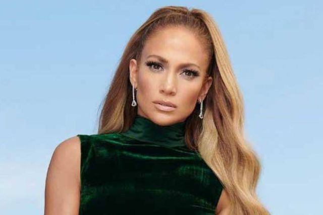 Jennifer Lopez enamora a sus seguidores con foto en escotado vestido