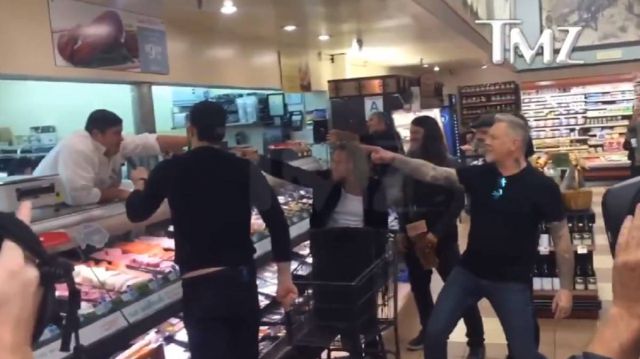 Reviven video de Metallica cantando junto al carnicero de un supermercado