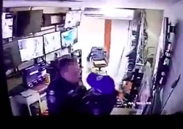 Captan en video a pareja de policías teniendo relaciones sexuales durante jornada laboral