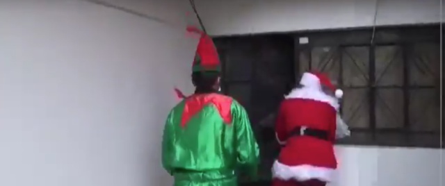 Vestidos de Papá Noel y duende, la policía arresta a un narcotraficante en Perú