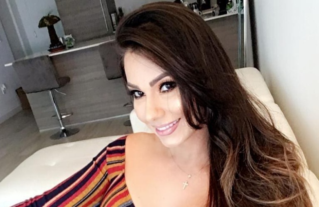 Esperanza Gómez burló la censura en Instagram cubriendo su cuerpo con solo una cinta gris