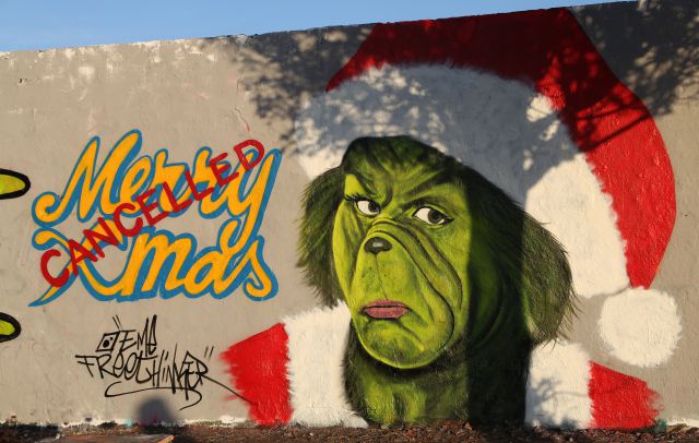 10 famosos que son unos completos 'Grinch' celebrando Navidad