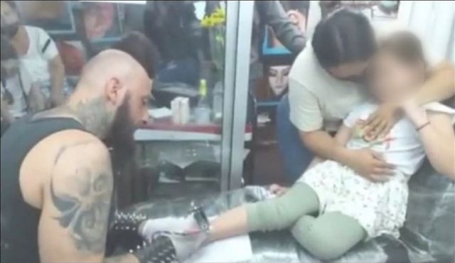 “Tiene que ser berraca”: Indignación por video en el que obligan a una menor a tatuarse