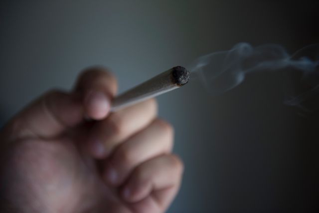 Tres jóvenes son condenados a 30 años de cárcel por fumar marihuana