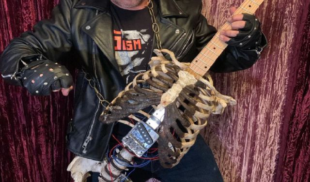Músico construyó una guitarra eléctrica con los huesos de su tío muerto