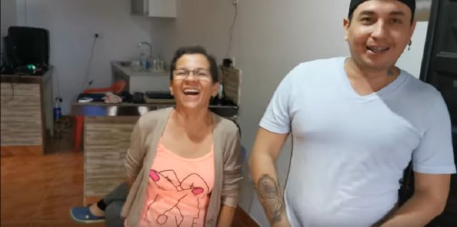 ¡Vas a llorar de la risa! Carlos Acevedo y sus videos han sido tendencia por las bromas que le hace a su madre