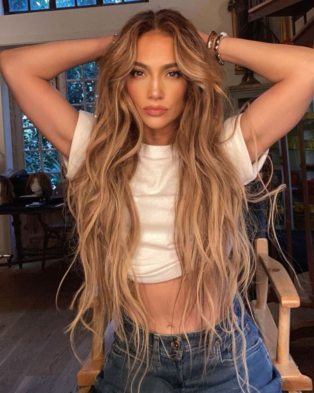 Jennifer Lopez deja boquiabiertos a sus seguidores con sensual foto a sus 51 años