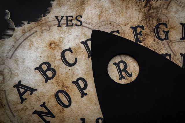 La Ouija: Casos, peligros, historia y tipos de tablas