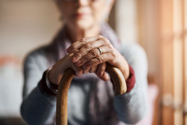 Con 100 años: mujer se resiste a dejar de trabajar y jubilarse