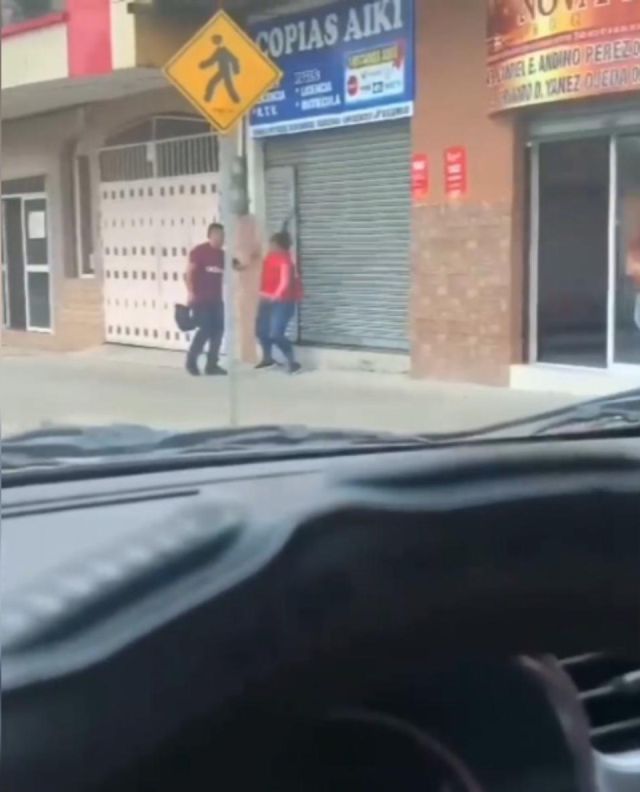 Mujer rompe el celular en medio de una pelea con su pareja y el video se vuelve viral