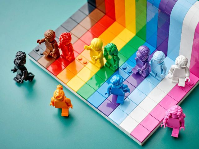 ‘Everyone Is Awesome:’: LEGO anuncia el lanzamiento de su primer set LGBTQ+