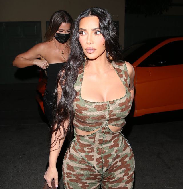 ¡Qué sexy! Kim Kardashian presume su cuerpazo en atrevida lencería