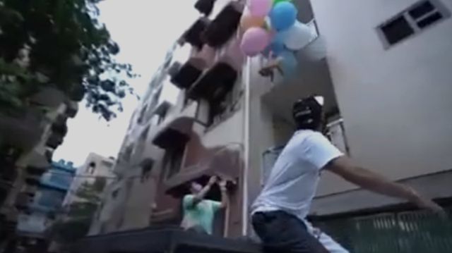 Youtuber que hizo volar a su perro con globos de helio es detenido por las autoridades