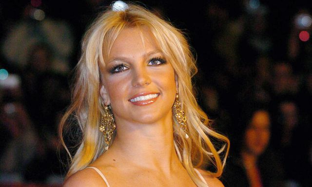 Britney Spears cautivó a sus seguidores con un baile en escotado traje de baño