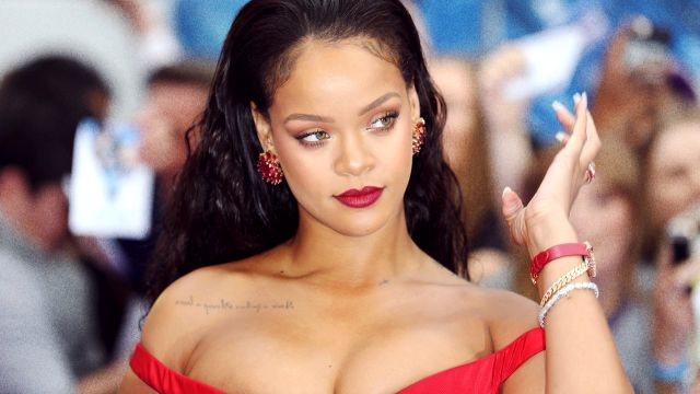 ¡Diosa! Rihanna es halagada en redes por posar en lencería negra y de arcoíris apoyando a la comunidad LBGTQIA+