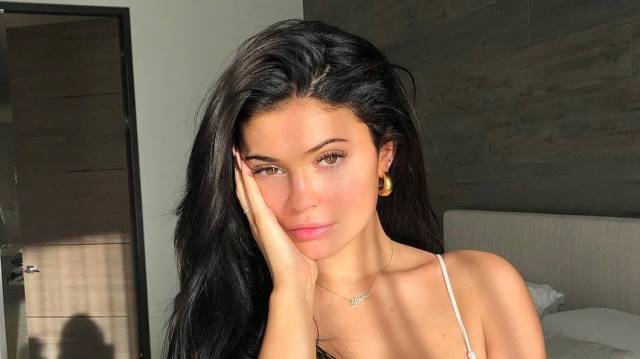 Kylie Jenner muestra su lado más sensual con foto bañada en pintura dorada