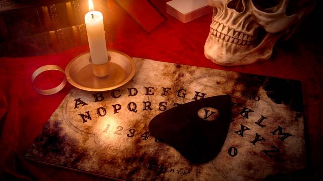 Ouija: Tres aterradoras historias de la tabla