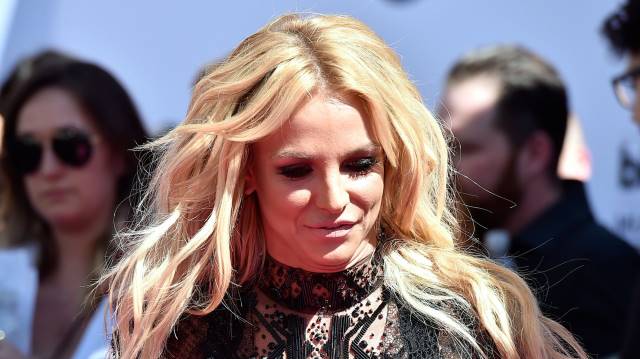 Britney Spears causa furor en internet con video en vestido de baño