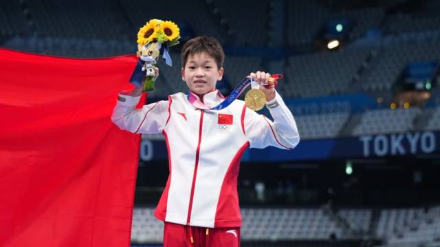 Clavadista china de 14 años dedica medalla de oro a su madre enferma 