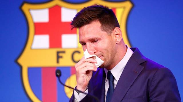 Venden por 1.000.000 de dólares el pañuelo que Messi usó en la despedida del Barça