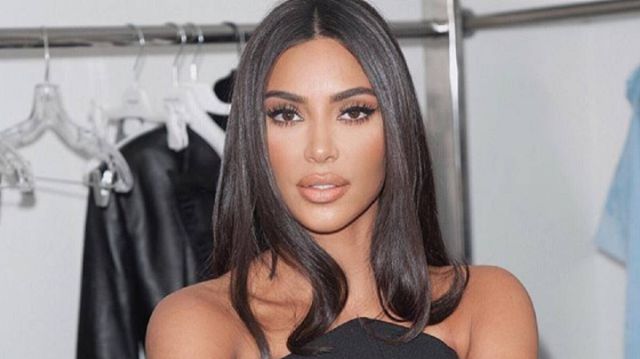 Kim Kardashian presumió sus pronunciadas curvas con elegante vestido