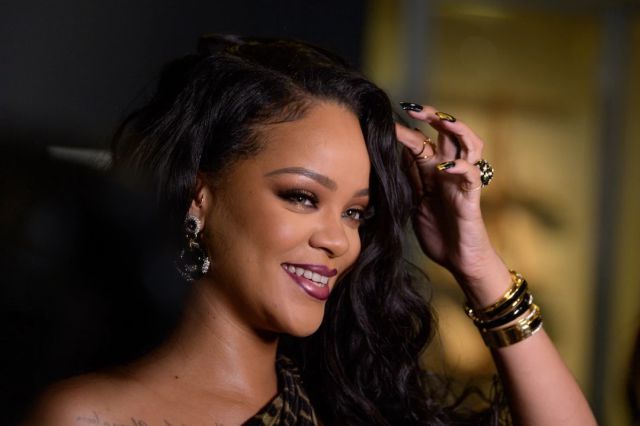 A Rihanna le ‘llovieron’ piropos por sensuales fotos en toples