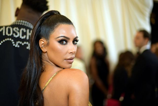 Kim Kardashian lució sus ‘encantos’ con un body de escote profundo
