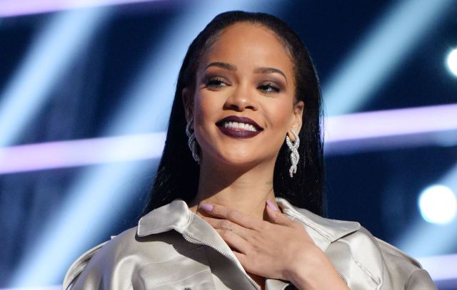 Toda una Diosa, Rihanna presumió su figura con fotos en lencería