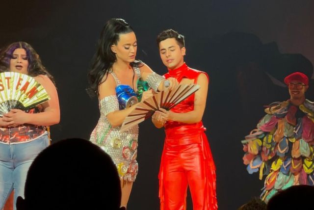 Katy Perry subió a tarima al creador de contenido colombiano Javier Ramírez