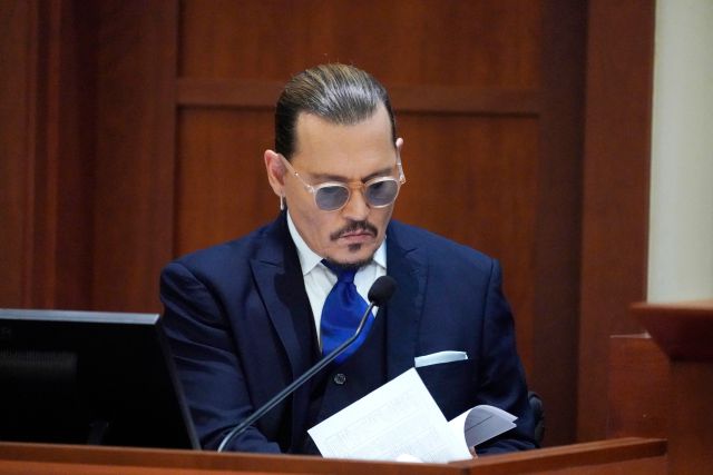 Johnny Depp es captado dibujando bosquejos durante el juicio con Amber Heard