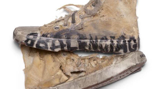 “Zapatos desgastados”: Balenciaga causa furor en las redes con su nueva colección