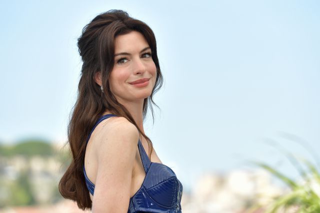 Anne Hathaway cautiva al Festival Cannes luciendo elegante atuendo