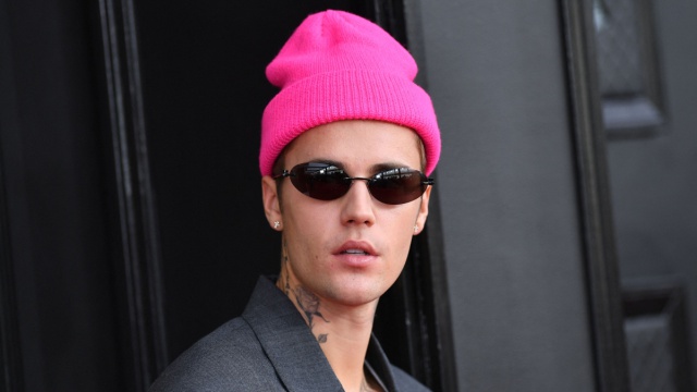 Justin Bieber padece parálisis facial y cancela sus conciertos