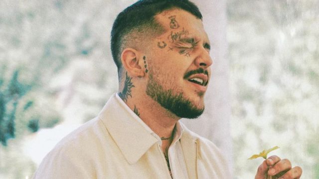 Tatuador aseguró que Christian Nodal cometió un error al tatuarse la cara