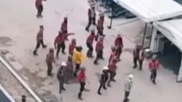 Trabajadores de obra pública en Bogotá fueron sorprendidos bailando al ritmo de ‘El Avioncito’