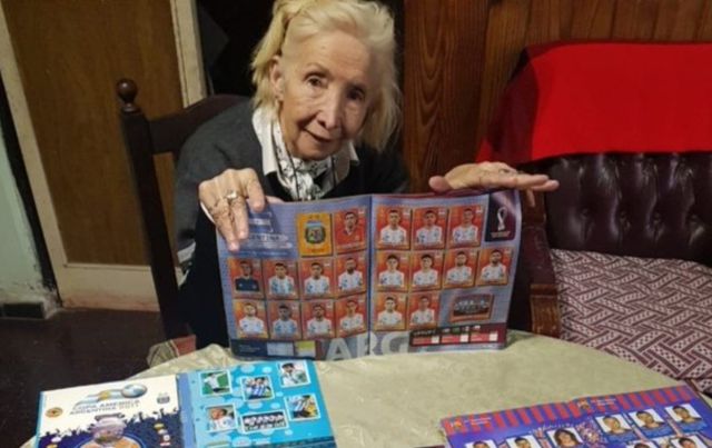 Abuelita gasta su pensión llenando álbumes Panini de los mundiales