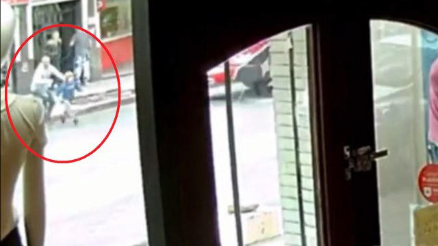 Video: niño se soltó de su papá y fue atropellado al cruzar una calle